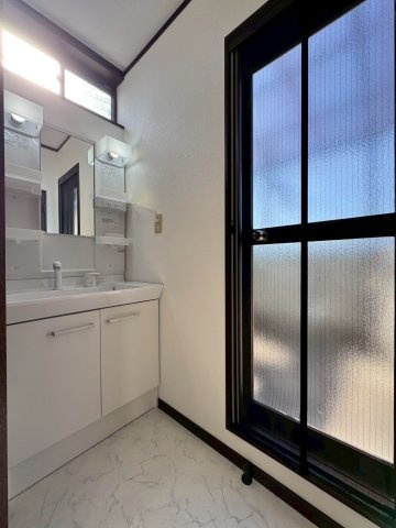 寝屋川市中木田町の独立洗面台|バルコニーに面して明るい洗面室です。