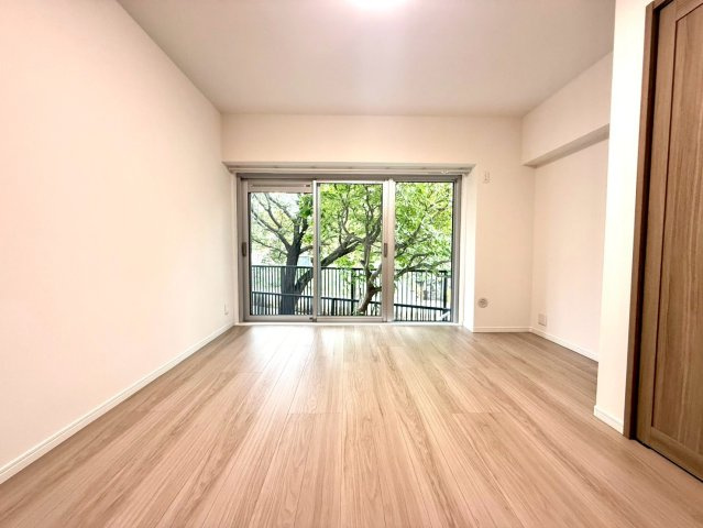 メゾンドール多摩川の洋室|ナチュラルな木目が美しい洋室。広さと採光を兼ね備え、家具配置のしやすい心地よい空間に仕上がっています。