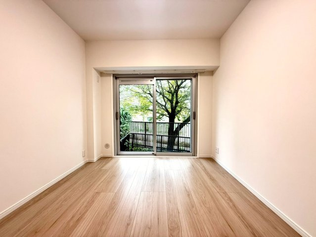 メゾンドール多摩川の洋室|窓の外に広がる緑が心を癒す洋室。穏やかな木漏れ日が差し込み、自然と調和した落ち着いた時間を過ごせます。