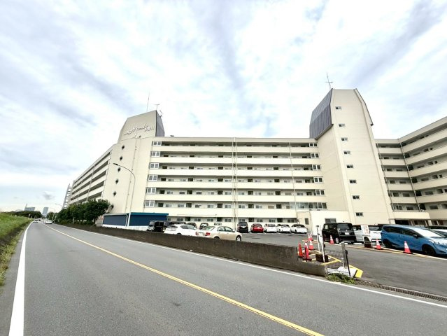 メゾンドール多摩川の外観|多摩川沿いに佇むメゾンドール多摩川。ゆったりとした道路に面し、開放感と静けさが共存する穏やかな住環境です。
