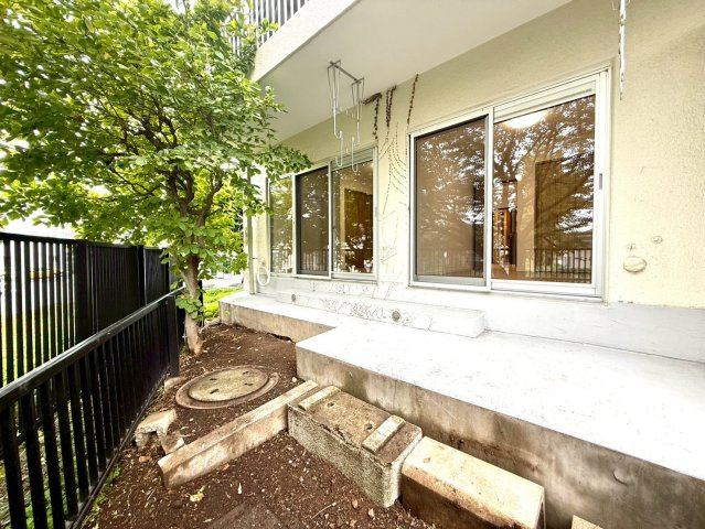 メゾンドール多摩川の庭|リビング前には専用庭付きのテラス空間。植栽に囲まれたプライベートな屋外スペースで、ガーデニングやお子様の遊び場にも最適です。