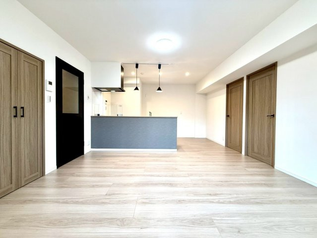 メゾンドール多摩川の居間・リビング|広さと奥行きを感じさせるLDKは、生活動線がスムーズ。開放感に満ちた住まいを実感できます。