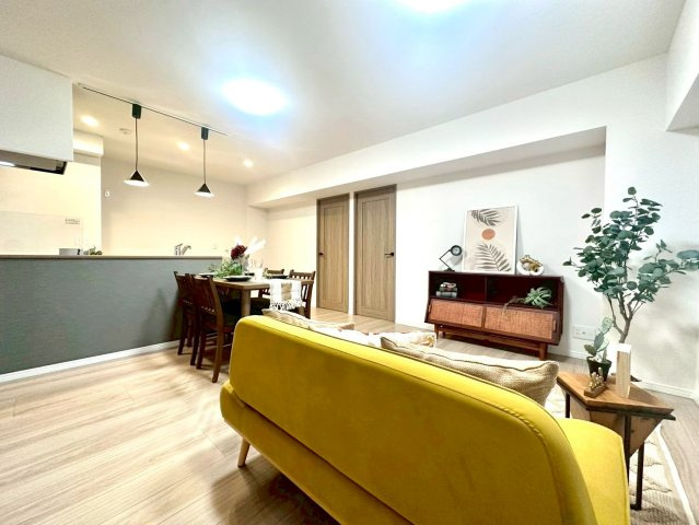 メゾンドール多摩川の居間・リビング|南向きの窓から心地よい光が差し込むリビング。ナチュラルモダンな内装で、どんな家具とも調和します。