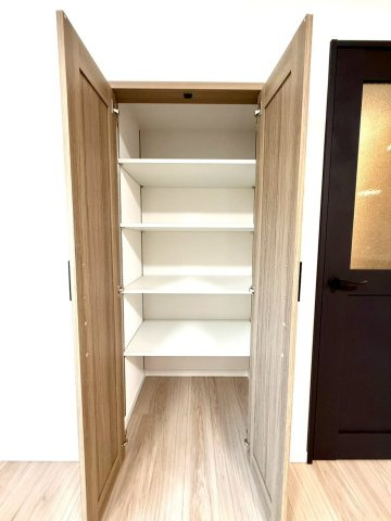 メゾンドール多摩川の収納|リビングに設けられた可動棚付きの収納。日用品や掃除道具などをすっきり整理でき、生活感を感じさせない空間を保てます。