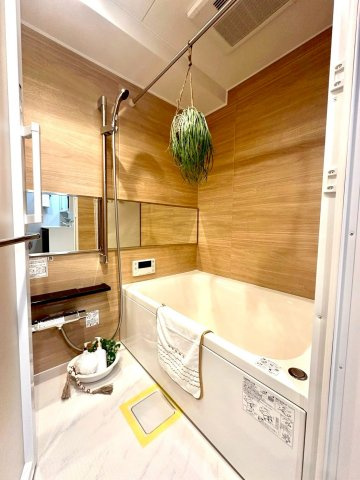 メゾンドール多摩川の浴室|木目調パネルが温もりを演出するバスルーム。追焚・浴室乾燥機付きで、快適なバスタイムをお過ごしいただけます。