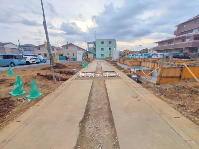 越谷市瓦曽根5期　新築一戸建て　3号棟の前面道路含む現地写真