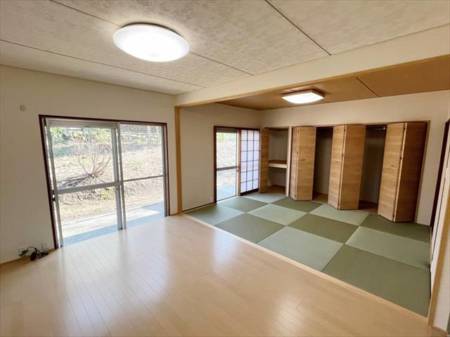 イトーピア一碧 アトリエ付きの平屋建て3LDKの居間・リビング|リビングと和室の続き間で広々