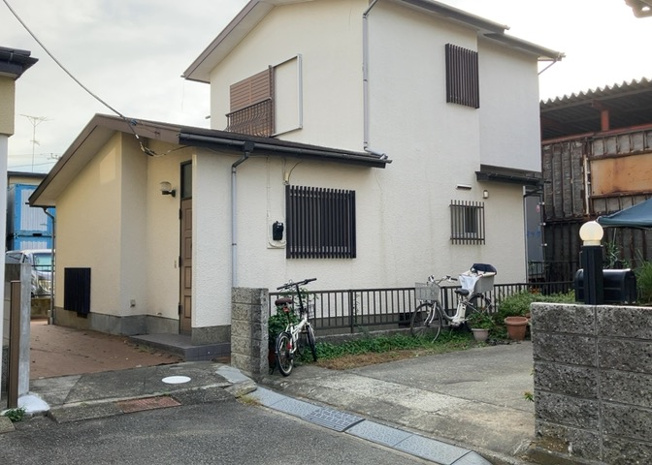 【外観】 | 家を建てる場合、方位は要チェックです。現実的に日当たりのよい家ならばリビングは南側、建築基準法でも北側に当たる家への配慮は求められています。土地を見学に行く際は、方位磁針を持って行くようにしましょう。