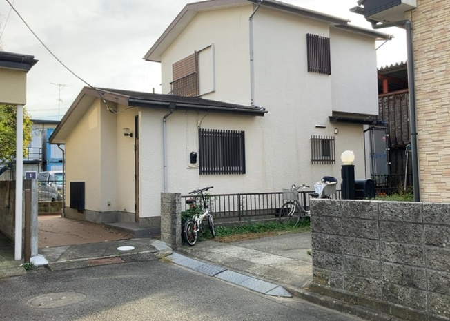 【外観】 | 土地を買う際、住む地域の自治体や福祉の補助制度にも注目してみましょう。子供や老人の医療補助やゴミ出しのルールなど、自治体によってルールに大きな違いがあるため、暮らしやすい土地で判断するとよいでしょう。