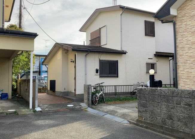 【外観】 | 土地の前の道路に消火栓が設置されていることがあります。この場合、道路交通法第45条第1項により、駐車禁止の場所が指定されています。そのため、車庫などの駐車スペースをつくることができない場合があります。