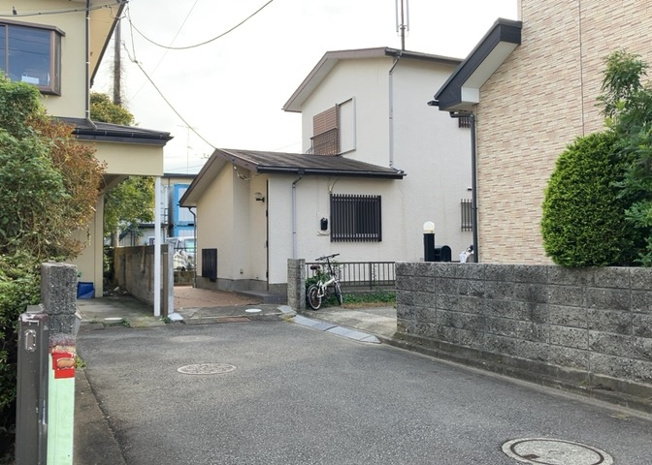 【外観】 | 現地に行くなら、物件の周囲の地形がどうなっているかを見ることも大切です。周辺より低くなっている土地では、大雨などで水が集まりやすいため、地盤が弱くなっているということも考えられるため、注意が必要です。