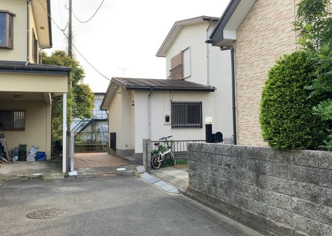 【外観】 | 隣家の土地はどうなっているのか、生活利便施設が近くにあるのか、学校まで近いかなど、お客様のライフスタイルにあわせたイメージが重要です。また、近くにあると困る施設が近くにないかも確認するといいでしょう。