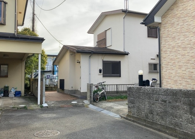 【外観】 | 土地購入を検討されている場合、境界杭がない状態で購入してしまうと境界確定測量をする必要があり、費用がかかります。購入の前に、売主、隣土地所有者立ち合いのもと境界を確定し境界杭を設置するのがベストです。