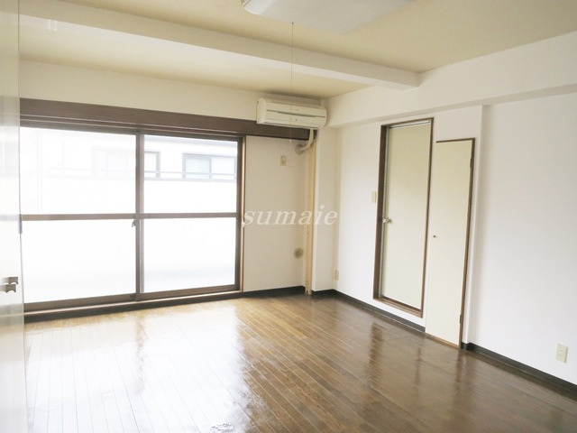 オコスの居間・リビング|８帖の洋室です☆