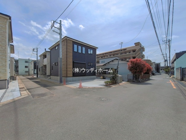 越谷市瓦曽根5期　新築一戸建て　4号棟の前面道路含む現地写真
