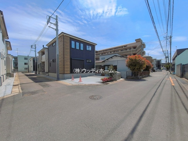 越谷市瓦曽根5期　新築一戸建て　4号棟の前面道路含む現地写真