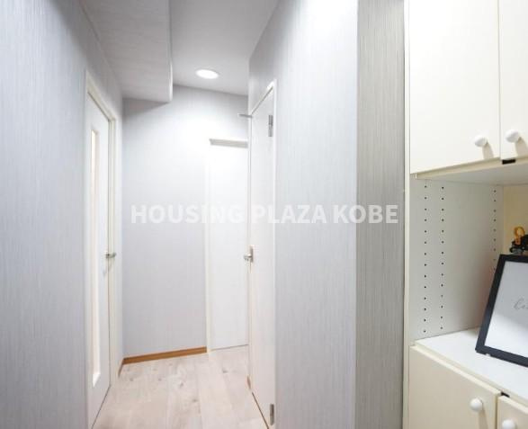 朝日プラザ西舞子の玄関