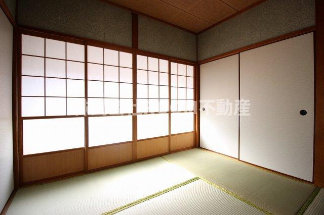 野村貸家(下川東)の和室|畳の上でゆっくりとくつろげる和室です