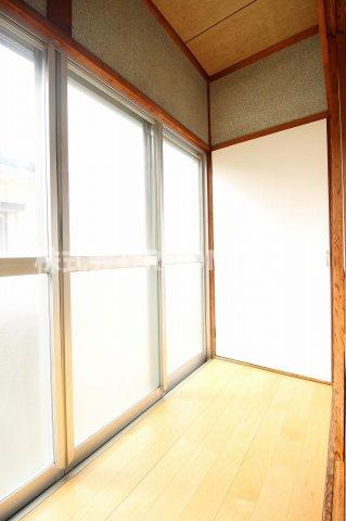 野村貸家(下川東)の内装|明るい色調の室内です