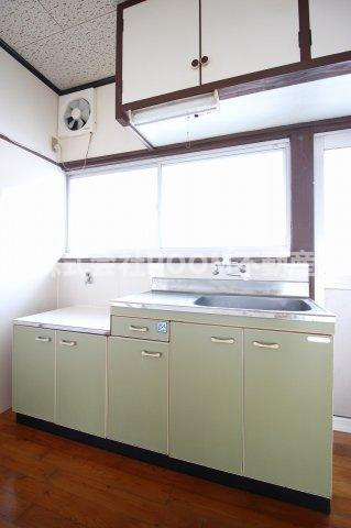 野村貸家(下川東)のキッチン|コンパクトなキッチンで掃除もラクラク