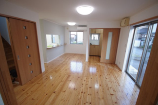 【居間・リビング】 | 宇都宮市鐺山町　戸建 | 南向きで明るいLDKです