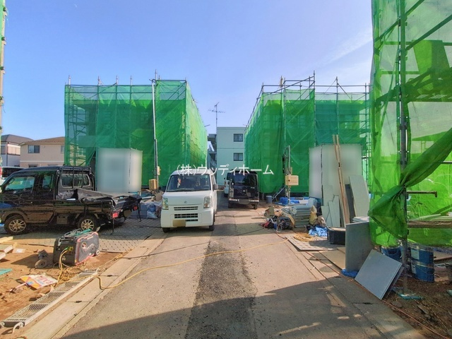 越谷市瓦曽根5期　新築一戸建て　6号棟の前面道路含む現地写真