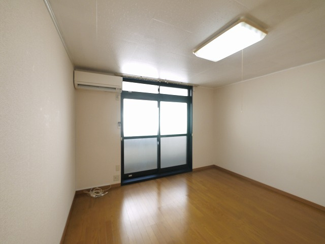 レオパレスナカノの寝室|広くて明るい寝室