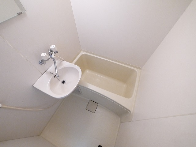 レオパレスナカノの浴室|コンパクトで使いやすいお風呂です