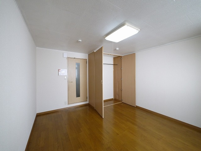 レオパレスナカノの内装|明るい色調の室内です