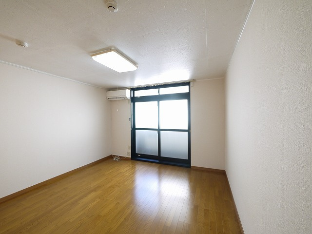 レオパレスナカノの居間・リビング|こちらの居間で趣味の時間をお楽しみください