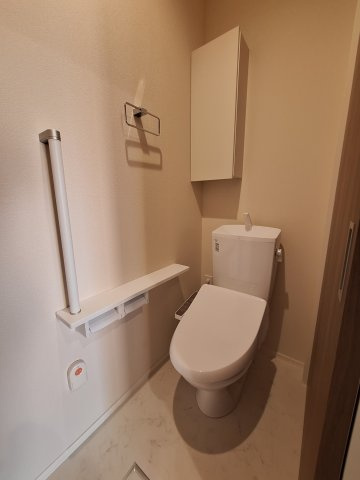 （シニア限定）サニーヒルズ湘南のトイレ|手すり付きでつまづき防止/温水洗浄便座付き