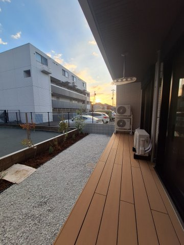 （シニア限定）サニーヒルズ湘南のバルコニー|ウッドデッキになっています
