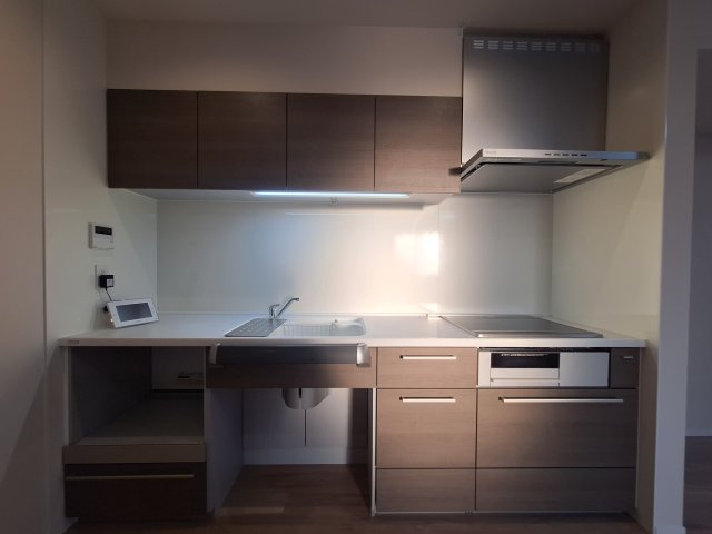 （シニア限定）サニーヒルズ湘南のキッチン|座りながら作業ができるキッチンです。IHで火災予防に配慮