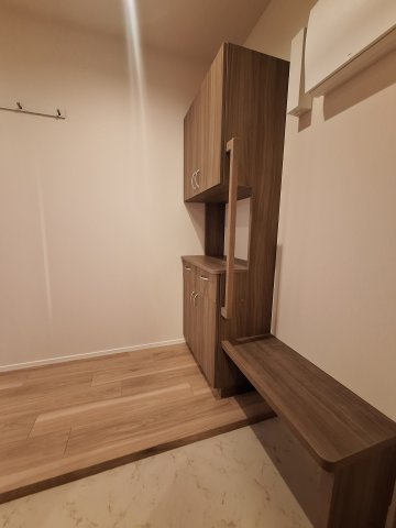 （シニア限定）サニーヒルズ湘南の玄関|手すりと椅子で立ち座りを補助/靴の履き替え時の転倒防止