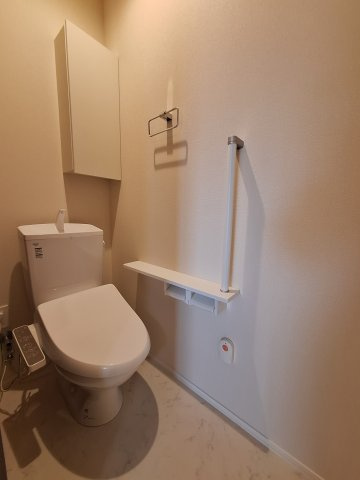 （シニア限定）サニーヒルズ湘南のトイレ|手すり付きでつまづき防止/温水洗浄便座付き