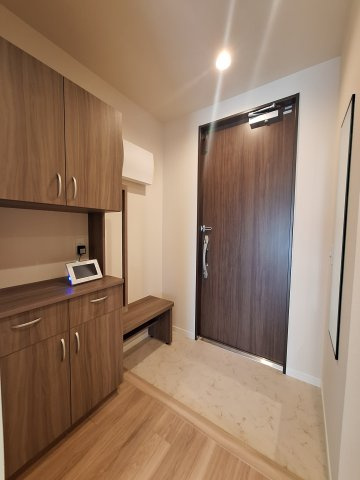 （シニア限定）サニーヒルズ湘南の玄関|手すりと椅子で立ち座りを補助/靴の履き替え時の転倒防止