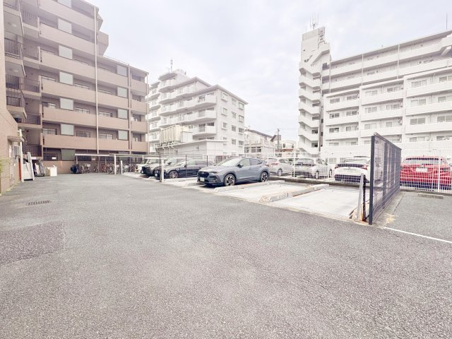 バームステージ綾瀬壱番館の駐車場