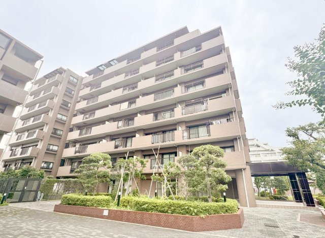 バームステージ綾瀬壱番館の外観|外壁タイル張りの緑の植栽が映えるお洒落なマンション☆購入後も安心のアフターサービス保証付きです