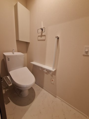 （シニア限定）サニーヒルズ湘南のトイレ|手すり付きでつまづき防止/温水洗浄便座付き