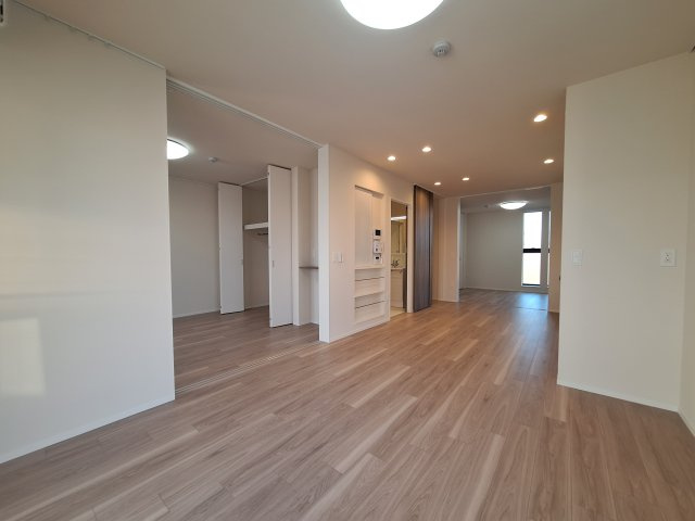 （シニア限定）サニーヒルズ湘南の居間・リビング|柱の少ない四隅をしっかり使えるお部屋です