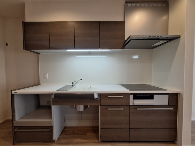 （シニア限定）サニーヒルズ湘南のキッチン|座りながら作業ができるキッチンです。IHで火災予防に配慮