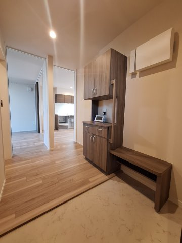 （シニア限定）サニーヒルズ湘南の玄関|手すりと椅子で立ち座りを補助/靴の履き替え時の転倒防止