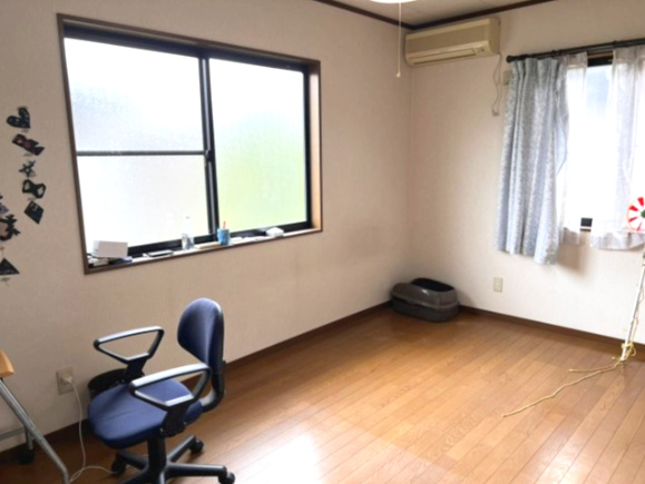 蓮田市中古戸建、広々したお庭♪の洋室