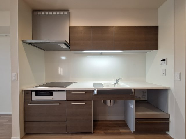 （シニア限定）サニーヒルズ湘南のキッチン|座りながら作業ができるキッチンです。IHで火災予防に配慮