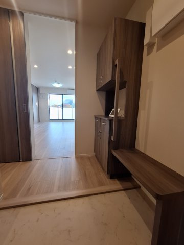 （シニア限定）サニーヒルズ湘南の玄関|手すりと椅子で立ち座りを補助/靴の履き替え時の転倒防止