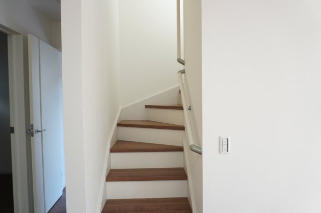 越谷市谷中町1丁目 新築分譲住宅の内装|リビングイン階段