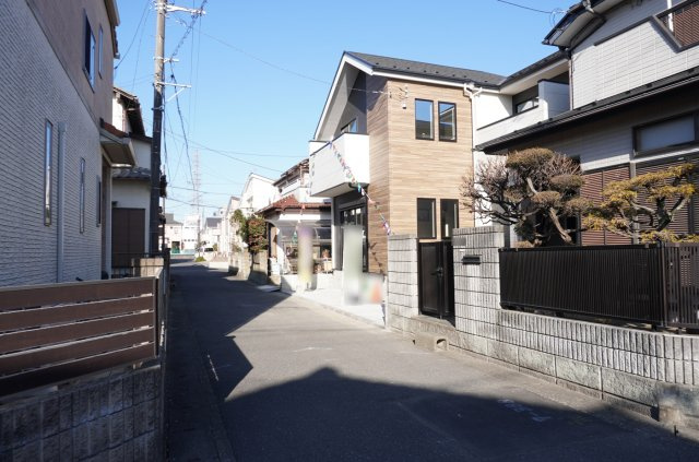越谷市谷中町1丁目 新築分譲住宅の前面道路含む現地写真