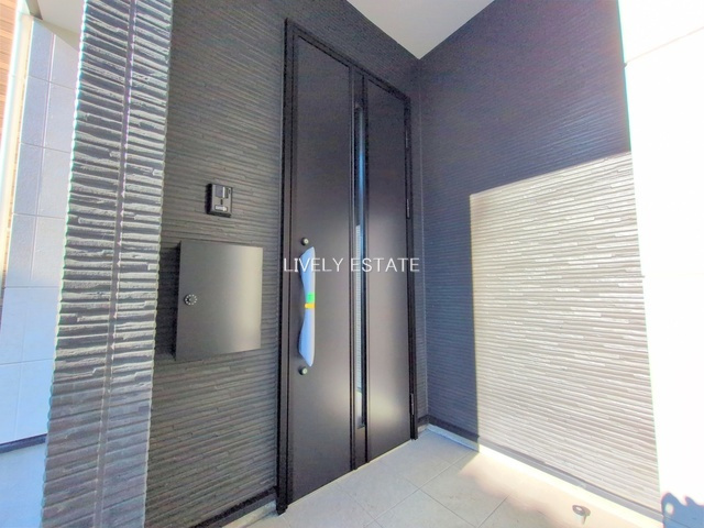 越谷市谷中町1丁目 新築分譲住宅の玄関