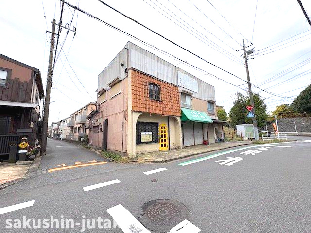 【外観】 | 八千代市村上　売地 | 八千代市村上　売地　建築条件なし　解体更地渡し　北東角地　51.4坪　西側歩道橋用地のため開放的