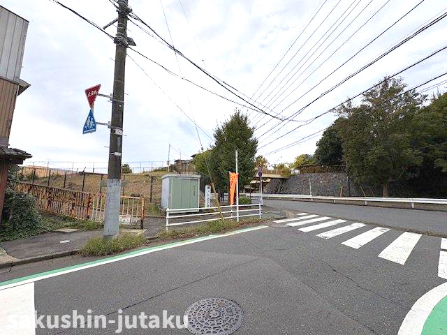 八千代市村上　売地の前面道路含む現地写真|西側歩道橋用地（八千代市所有）のため建物なし